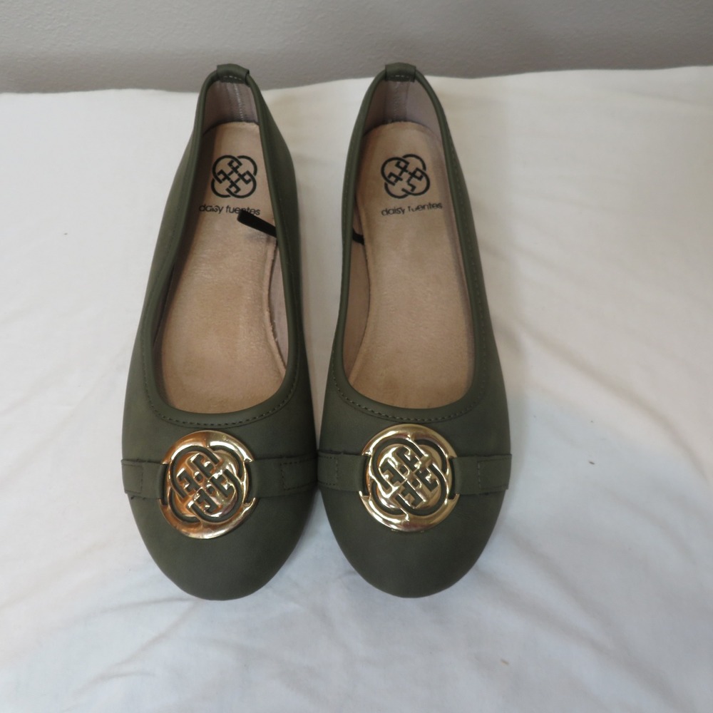 Daisy Fuentes Womens Olive Green Ballet Flats Gold Medallion Shoes 7.5W
